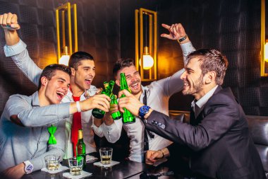 Grup genç adam bir gece kulübünde kızartma 