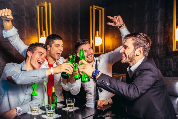Grupo de jóvenes brindando en un club nocturno — Foto de Stock