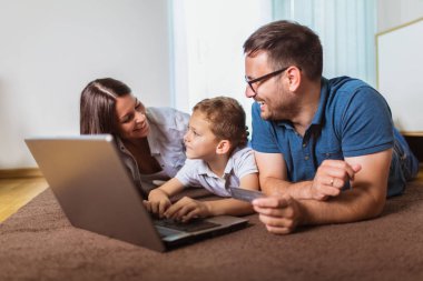 Güzel anne-babalar ve oğulları kullanarak online alışveriş yapıyoruz 