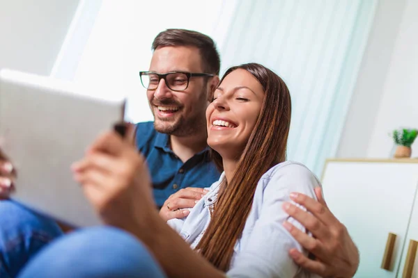 Genç çift li bir tablet te medya içeriği online izliyor — Stok fotoğraf