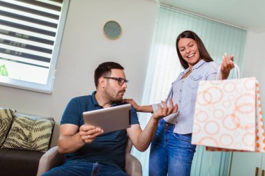 Genç adam sorunlu ne zaman shopaholic kadın eve w gelen bakıyor