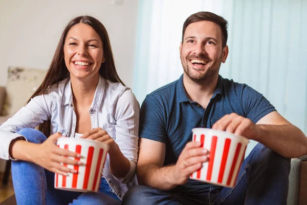 Aşık çift bir oturma odası kanepede oturan, Tv ve ea izlerken — Stok fotoğraf