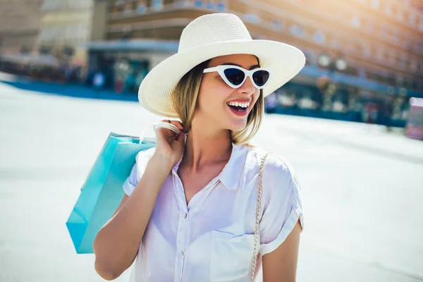 Jeune femme en shopping. Femme heureuse avec des sacs à provisions appréciant — Photo