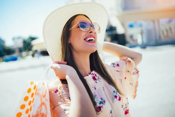 Jovem mulher nas compras. Mulher feliz com sacos de compras desfrutando — Fotografia de Stock