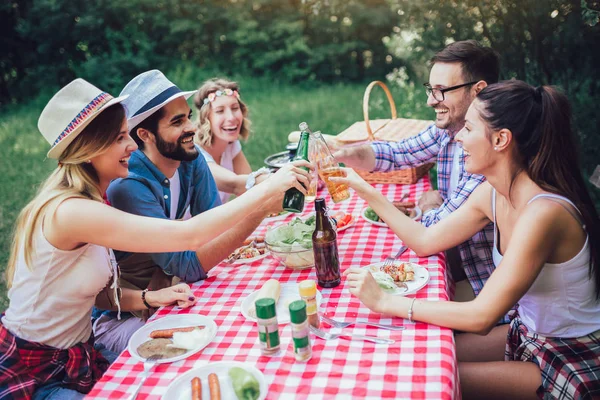 Группа друзей, наслаждающихся обедом вместе на природе . — стоковое фото