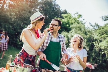Genç arkadaşlar barbekü partisi zevk et ızgara eğlenceli.