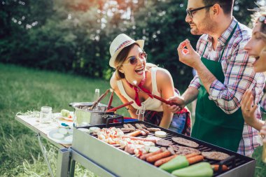Genç arkadaşlar barbekü partisi zevk et ızgara eğlenceli.