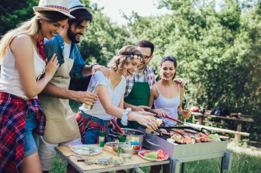 Genç arkadaşlar barbekü partisi zevk et ızgara eğlenceli.