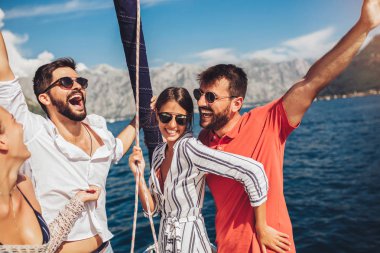 Yatta yelken olan gülümseyen arkadaşlar. Tatil, seyahat, deniz, arkadaşlar