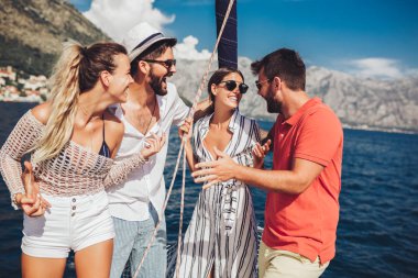 Yatta yelken olan gülümseyen arkadaşlar. Tatil, seyahat, deniz, arkadaşlar