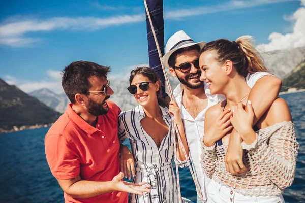 Amigos sonrientes navegando en yate. Vacaciones, viajes, mar, amigos — Foto de Stock