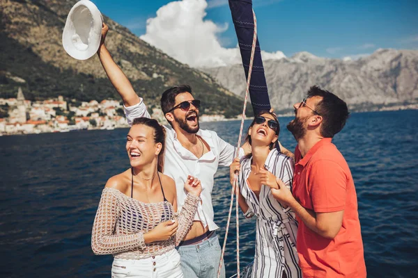 Amigos sonrientes navegando en yate. Vacaciones, viajes, mar, amigos — Foto de Stock