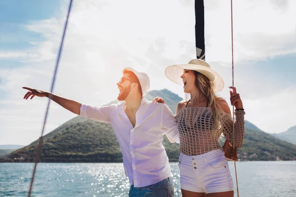 Casal amoroso passar o tempo feliz em um iate no mar. vaca de luxo — Fotografia de Stock