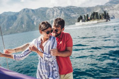 Sevgi dolu çift denizde bir yatta mutlu zaman harcama. Lüks vaca