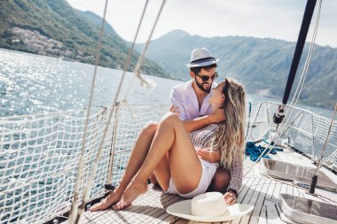 Sevgi dolu çift denizde bir yatta mutlu zaman harcama. Lüks vaca