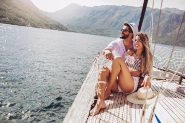 Sevgi dolu çift denizde bir yatta mutlu zaman harcama. Lüks vaca