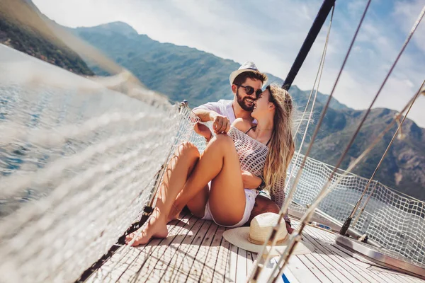 爱的情侣们在海上的游艇上度过快乐时光。豪华度假 — 图库照片