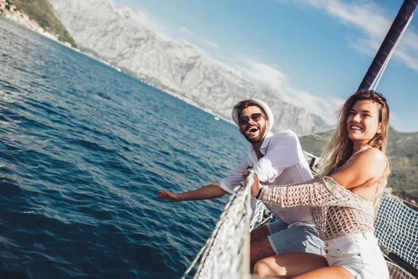 Sevgi dolu çift denizde bir yatta mutlu zaman harcama. Lüks vaca