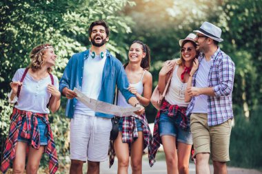 Ormanda sırt çantaları ile yürüyüş gülümseyen arkadaşlar grubu-Adven