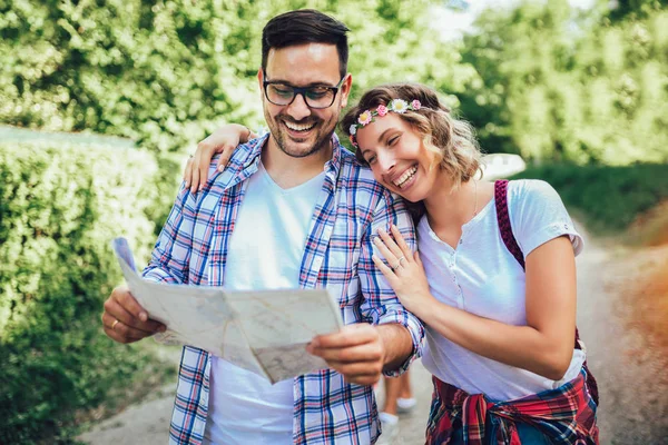 Grupp av leende vänner gå med ryggsäckar i Woods-äventyr — Stockfoto