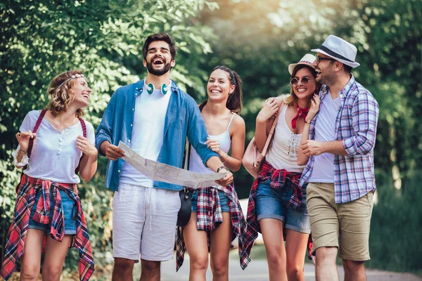 Groep van lachende vrienden wandelen met rugzakken in Woods-Adven — Stockfoto