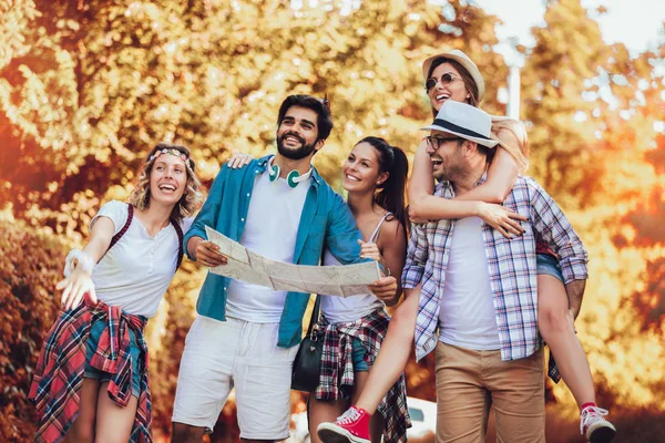 Groep van lachende vrienden wandelen met rugzakken in Woods-Adven — Stockfoto