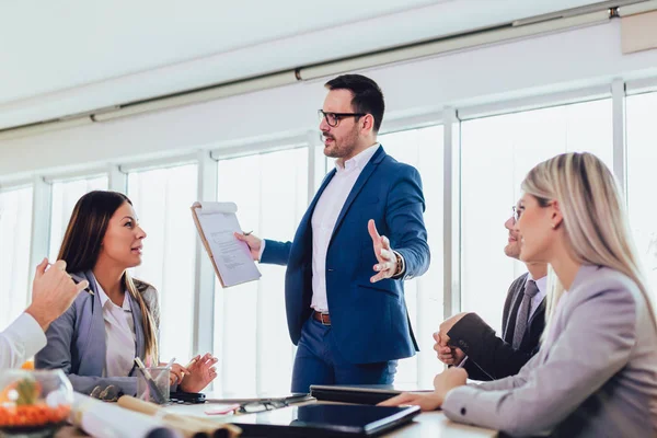 Grupo de jóvenes empresarios que trabajan juntos de forma creativa — Foto de Stock