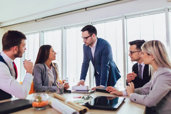 Groep van jonge zakelijke mensen werken samen in creatieve off — Stockfoto