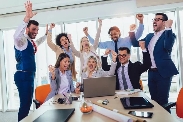 Empresarios y empresarios exitosos alcanzando objetivos —  Fotos de Stock