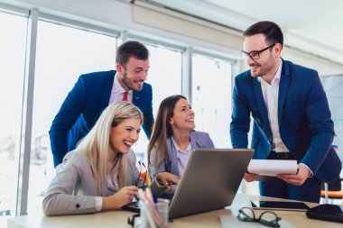Ofis u iş projesi üzerinde çalışan yaratıcı iş insanları