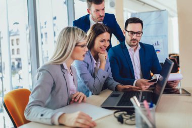 Ofis u iş projesi üzerinde çalışan yaratıcı iş insanları