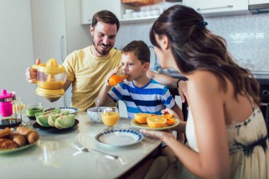 Mutfak masasında kahvaltı aile