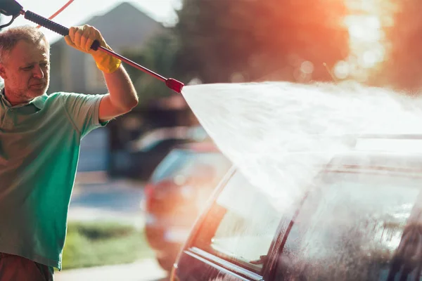 Lavado de autos. Limpieza de coches con agua de alta presión. — Foto de Stock