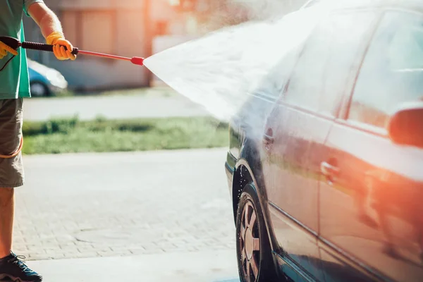 Mycie samochodów. Czyszczenie samochodu przy użyciu wody wysokociśnieniowej. — Zdjęcie stockowe