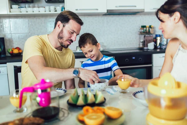 Familia Comer desayuno en la mesa de la cocina —  Fotos de Stock