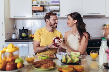 Mutlu neşeli adam evde bir hediye ile kız arkadaşı şaşırtıcı