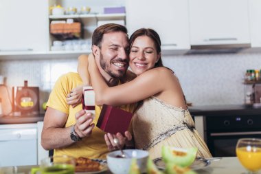 Mutlu neşeli adam evde bir hediye ile kız arkadaşı şaşırtıcı