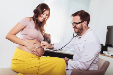 Jinekolog doktor ve hamile kadın hastanede Toplantı