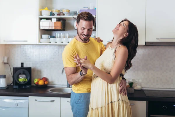 Pregnant woman with husband in the kitchen — Stock Photo, Image