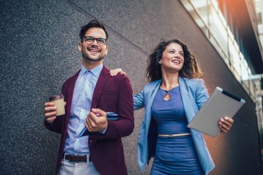 Digi kullanarak iş ortakları olarak yakışıklı adam ve güzel bir kadın