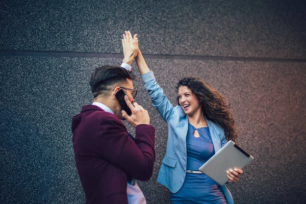 Knappe man en mooie vrouw als zakelijke partners met behulp van Digi — Stockfoto