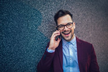 Cep telefonu kullanarak genç ve başarılı işadamı