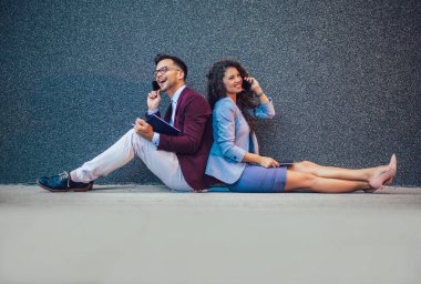 Modern bir ofis önünde oturan genç girişimciler Bui