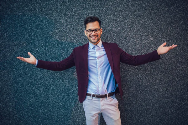 Portrait of modern young smiling businessman outdoor. — Stock Photo, Image