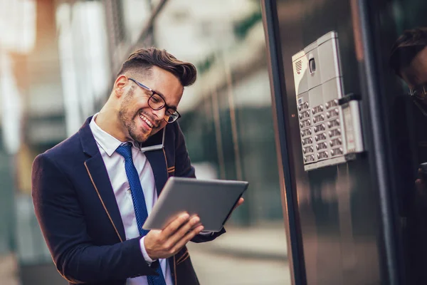 Portrait d'un jeune homme d'affaires heureux devant l'immeuble de bureaux — Photo