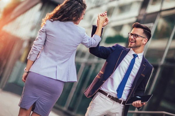 Lachende zaken collega's begroeten elkaar buitenshuis — Stockfoto