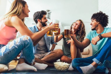 Patlamış mısır yeme ve içme bira bardağı evde, arkadaşlar eğlenmeye