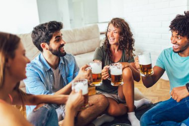 Patlamış mısır yeme ve içme bira bardağı evde, arkadaşlar eğlenmeye