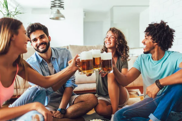 Freunde zu Hause Popcorn essen und Bierkrug trinken, Spaß haben — Stockfoto