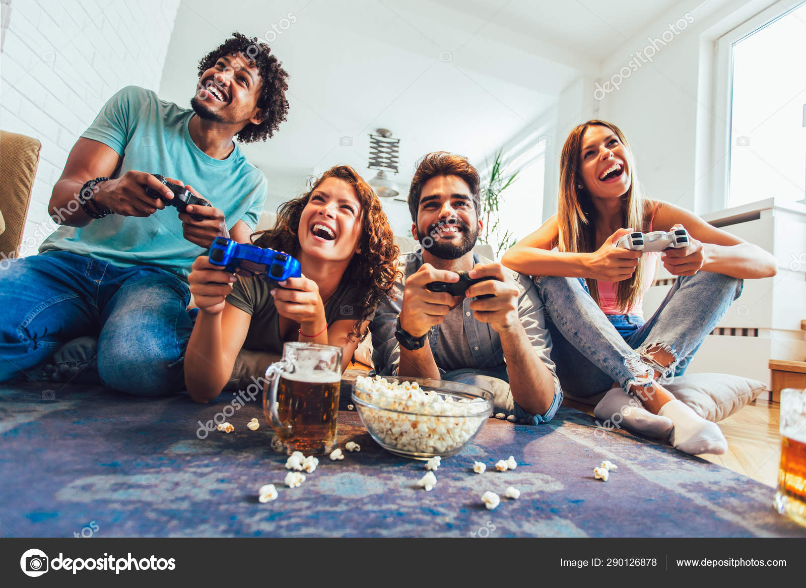 Grupo de pessoas jogando jogos juntos
